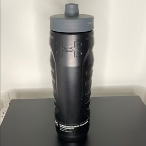 FREE w/purchase Under Armour NWT UA Sideline Squeeze 32 oz Water Bottle black